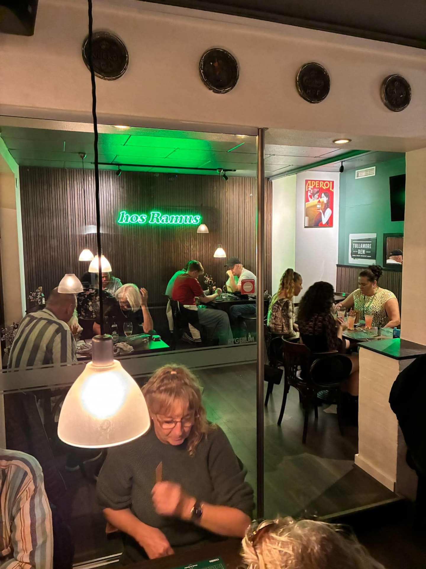 Aftenstemning ved neonskiltet