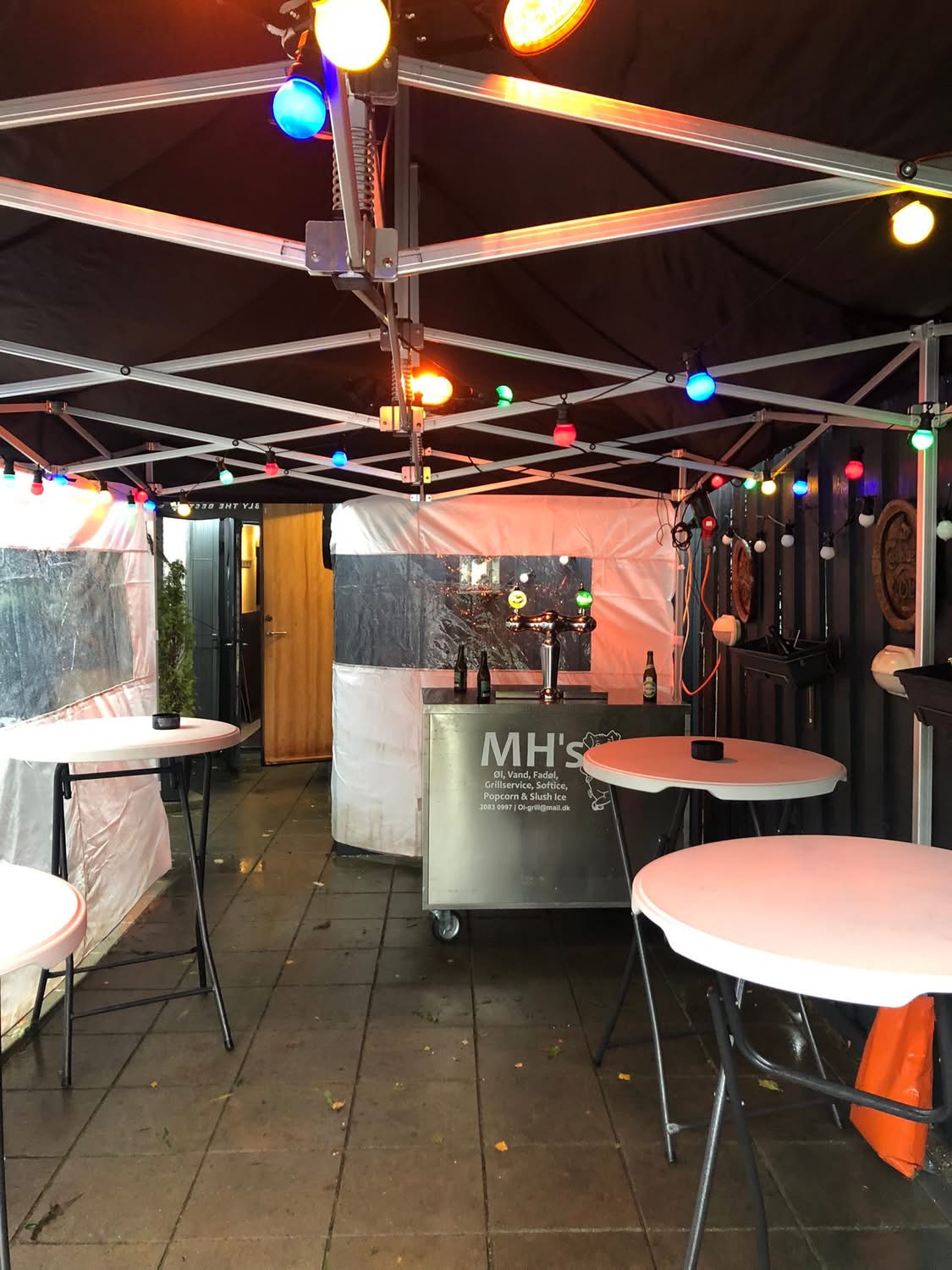 Festteltet i gården klar til aftenen