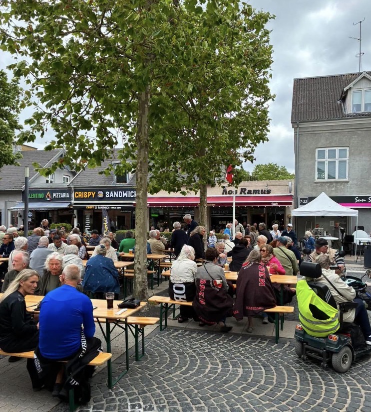 Fest på torvet uden for hos Ramus